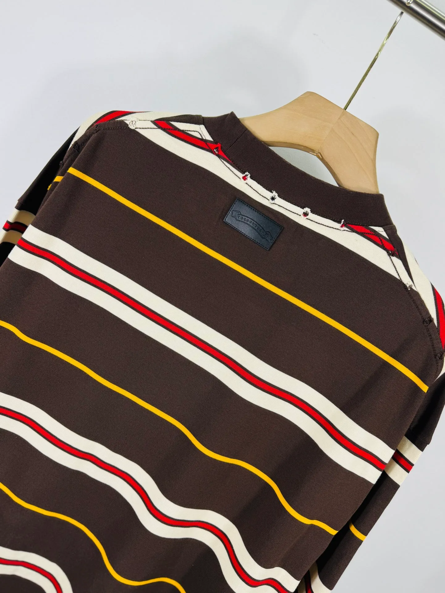 P260 top version, real shot without P, ​​different from market currency) 𝗖𝗵𝗿𝗼𝗺𝗲 𝗛𝗲𝗮𝗿𝘁𝘀/Cro Heart 2025 Autumn and Winter Horseshoe Cross Stripe Couple Casual Long Sleeve 👑The highest version! Customized fabric 320g fabric! Horseshoe cross sticker, a best-selling model in the counter, very comfortable to wear. Accessories: original molded and authenticated collar label➕100% silk wash label. Genuine purchase-grade original hangtag➕matching hanging rope➕3D hanging beads➕original packaging bag. Craftsmanship: The original version has consistent wiring! The highest version of the armhole matching technique! Color: Brown Green Size: S M L XL Style No.: 5193